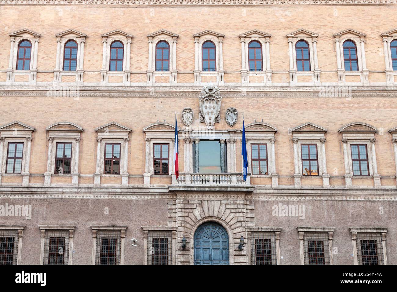 Fassade des Palazzo Farnese in Rom. Der Palast ist ein Palast der Hochrenaissance in Rom, der 1517 für die Familie Farnese entworfen wurde und heute im Besitz der ist Stockfoto
