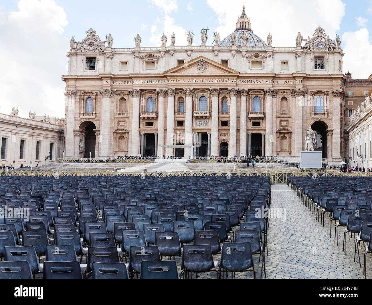 Reisen Sie nach Italien - Stühle auf Piazza San Pietro und Blick auf die Basilika St. Peter im Vatikan Stockfoto
