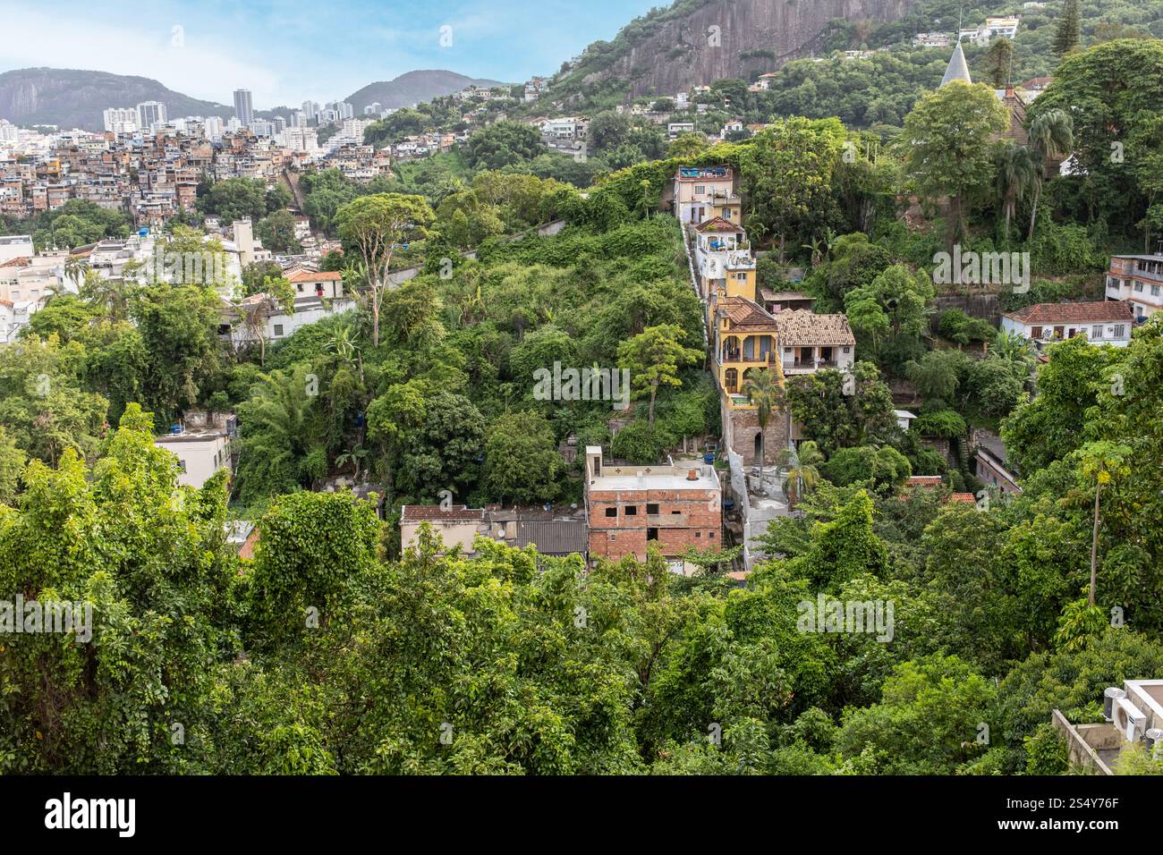 Blick über Rio de Janeiro von Santa Teresa in Richtung Gloria, Brasilien. Stockfoto