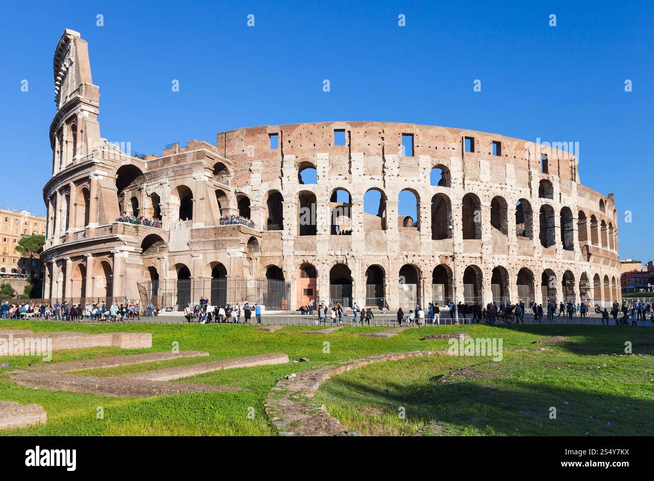 Reise nach Italien - Blick auf den alten römischen Amphitheater Kolosseum in Rom Stadt Stockfoto