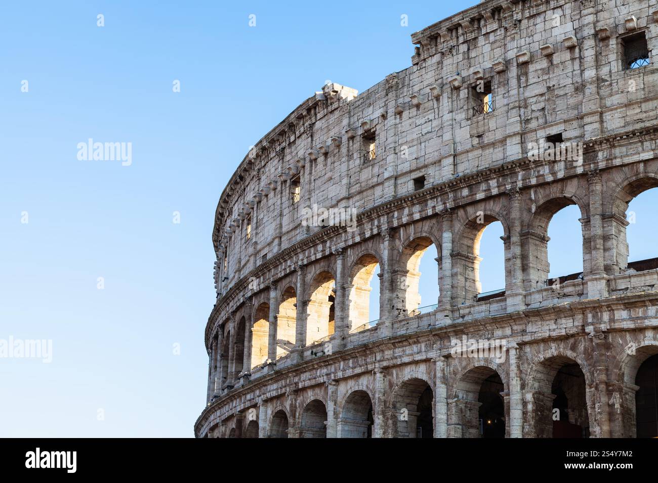 Reisen Sie nach Italien - Mauern der antiken römischen Amphitheater Kolosseum in Rom Stadt Abend Stockfoto
