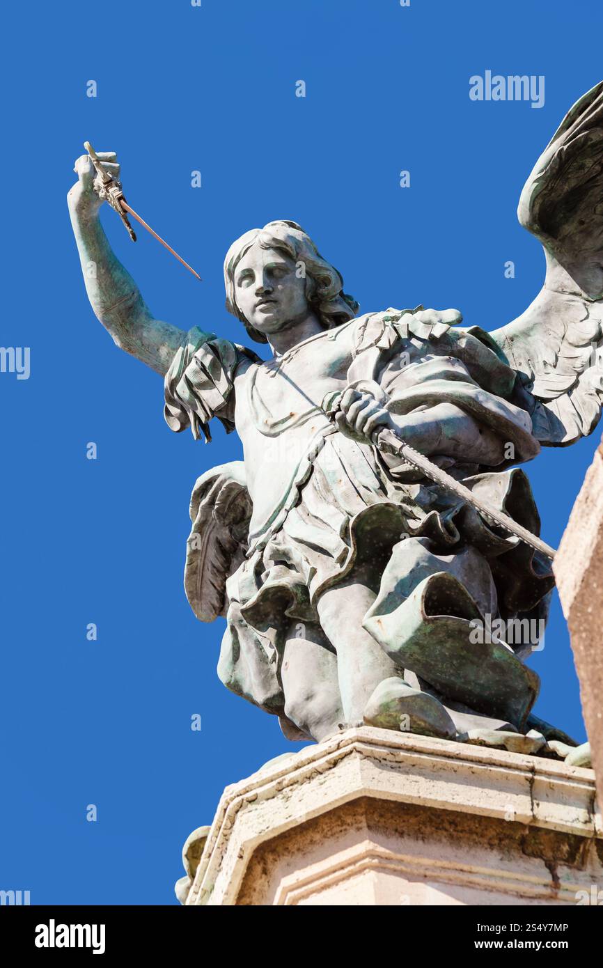 Reisen Sie nach Italien - Statue des Erzengels Michael aus nächster Nähe auf dem Schloss des Heiligen Engels in Rom. Diese Statue wurde 1753 von Peter Anton von geschaffen Stockfoto
