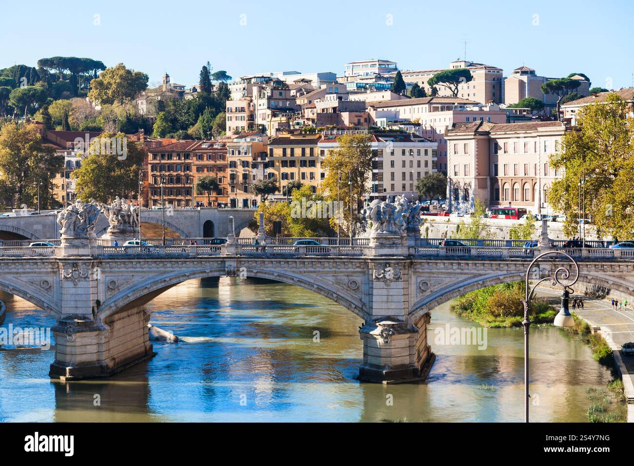 Reisen nach Italien - Rom Skyline der Stadt mit Tiber Fluss und Brücke Ponte Vittorio Emanuele II Stockfoto