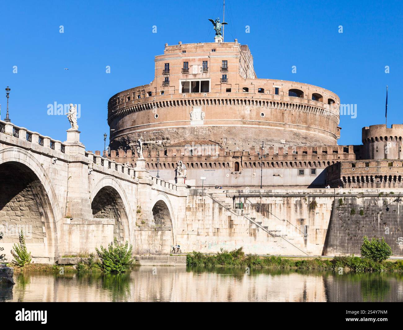 Reisen Sie nach Italien - Castel Sant Angelo (Schloss des Heiligen Engels, Mausoleum von Hadrian) und Brücke des Heiligen Engels in Rom Stadt vom Fluss Tiber in der Sonne Stockfoto