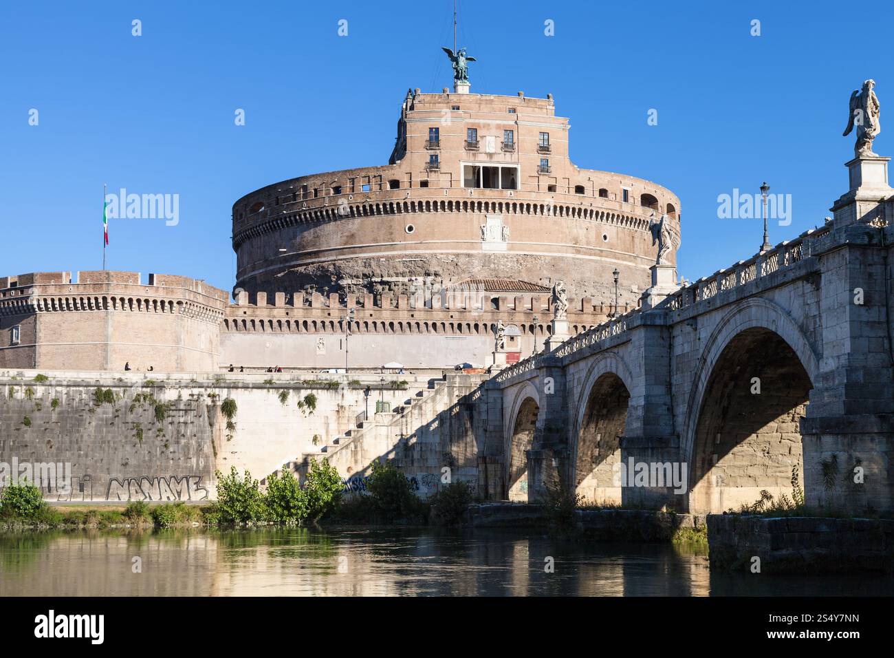 Reisen Sie nach Italien - Castel Sant'Angelo (Burg der Heiligen Engel, Mausoleum des Hadrian) und St-Angel-Brücke in Rom Stadt von Tiber Fluß waterfront Stockfoto