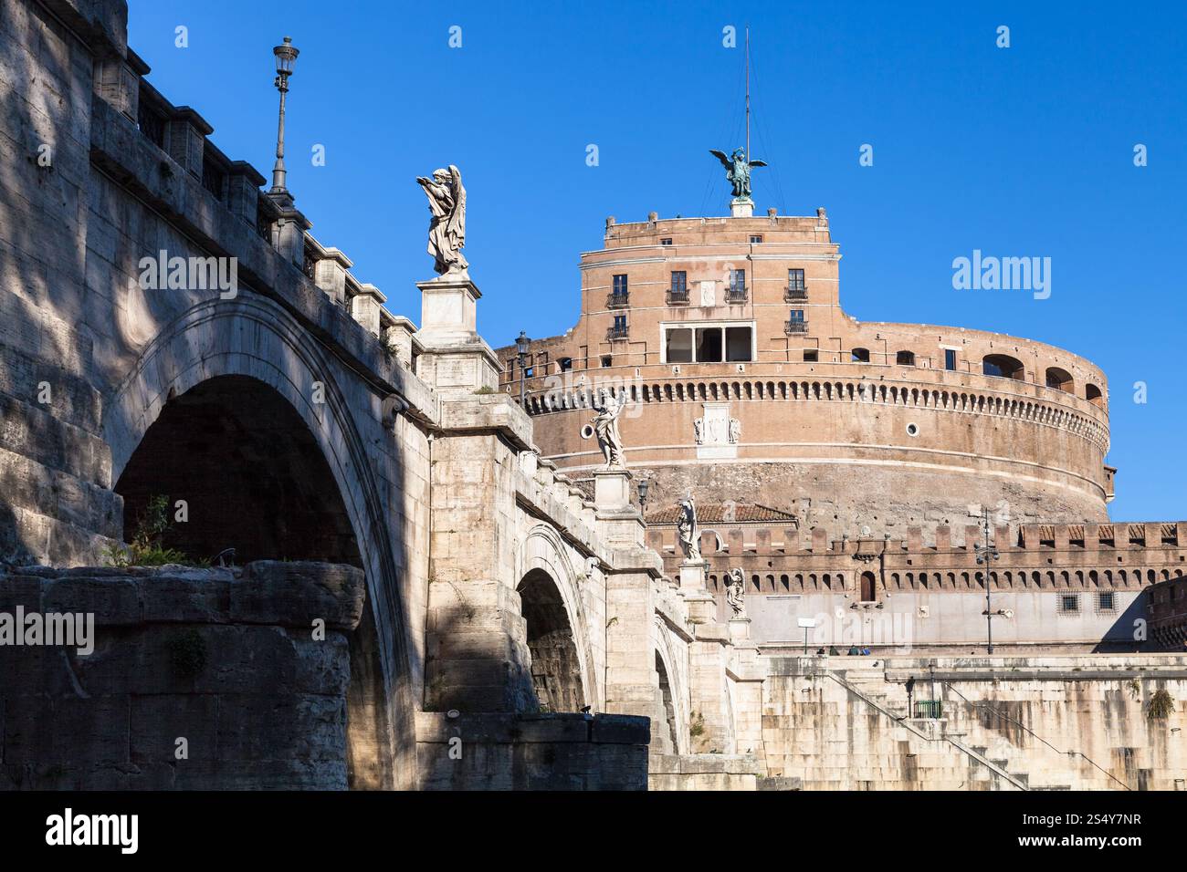 Reisen Sie nach Italien - Untersicht der Brücke von St Angel und Castel Sant Angelo (Burg des Heiligen Engels, Mausoleum des Hadrian) in Rom Stadt Stockfoto
