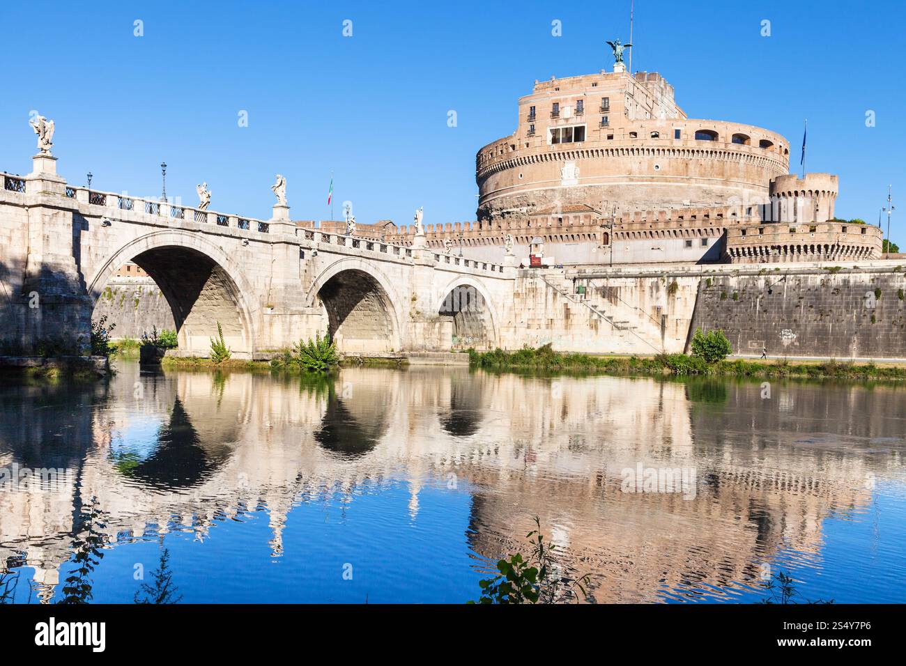 Reisen Sie nach Italien - Landschaft mit Castel Sant Angelo (Schloss des Heiligen Engels, Mausoleum von Hadrian) und Brücke des Heiligen Engels in Rom Stadt von Tiber Stockfoto