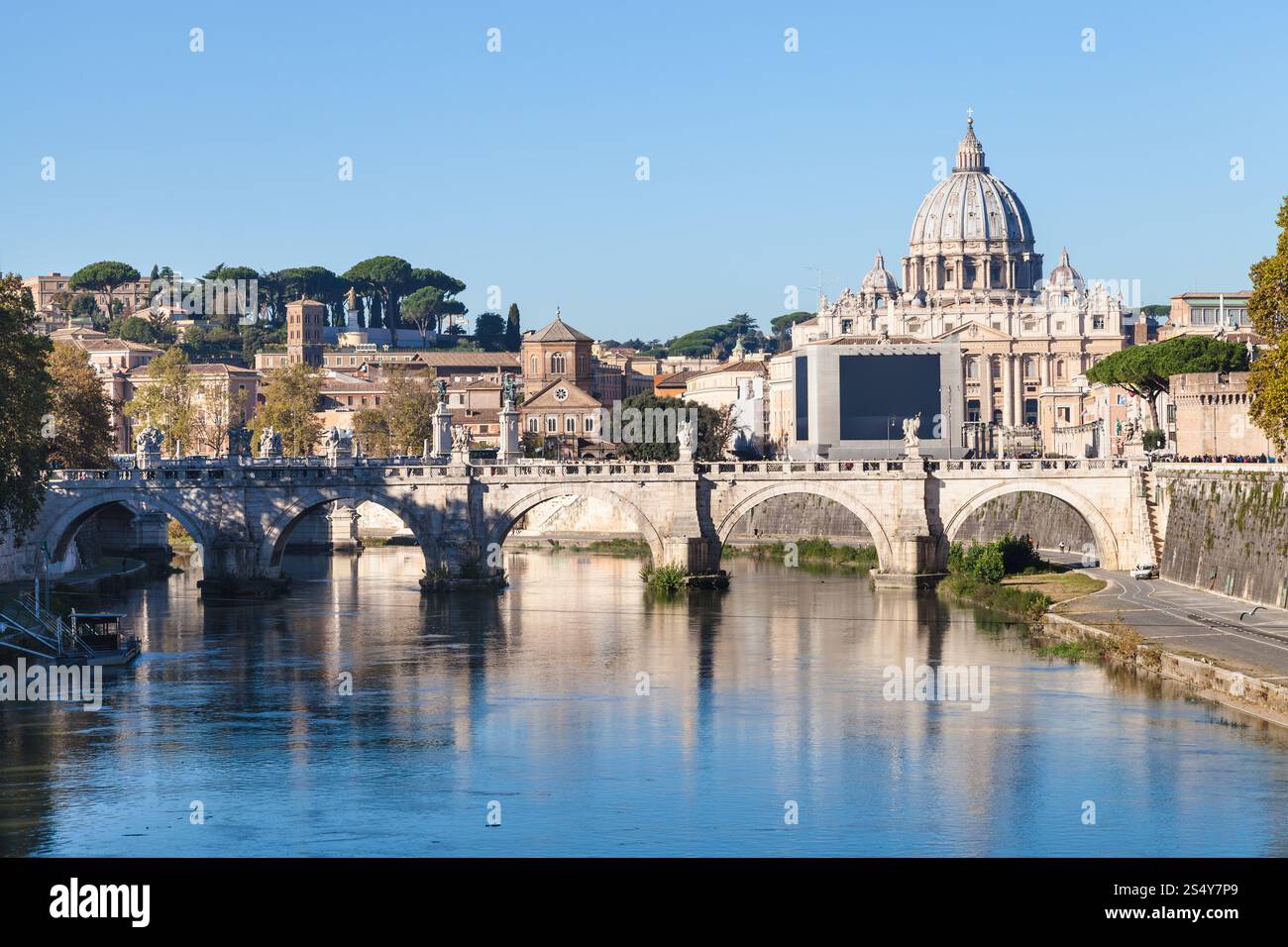 Reisen nach Italien - Rom und Vatikanstadt Skyline mit Basilika St. Peter's, Fluss Tiber, Ponte Sant' Angelo (Brücke der Heiligen Engel) in Herbstmorgen Stockfoto