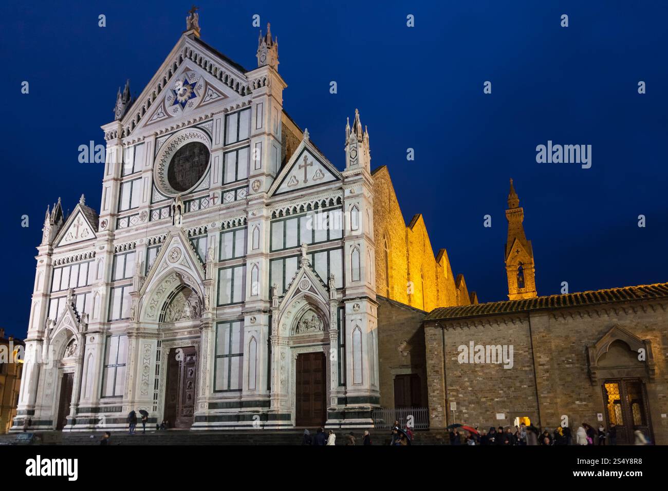 Reise nach Italien - Basilika Santa Croce (Basilika des Heiligen Kreuz) an der Piazza di Santa Croce in Florenz Stadt im regnerischen Nacht Stockfoto