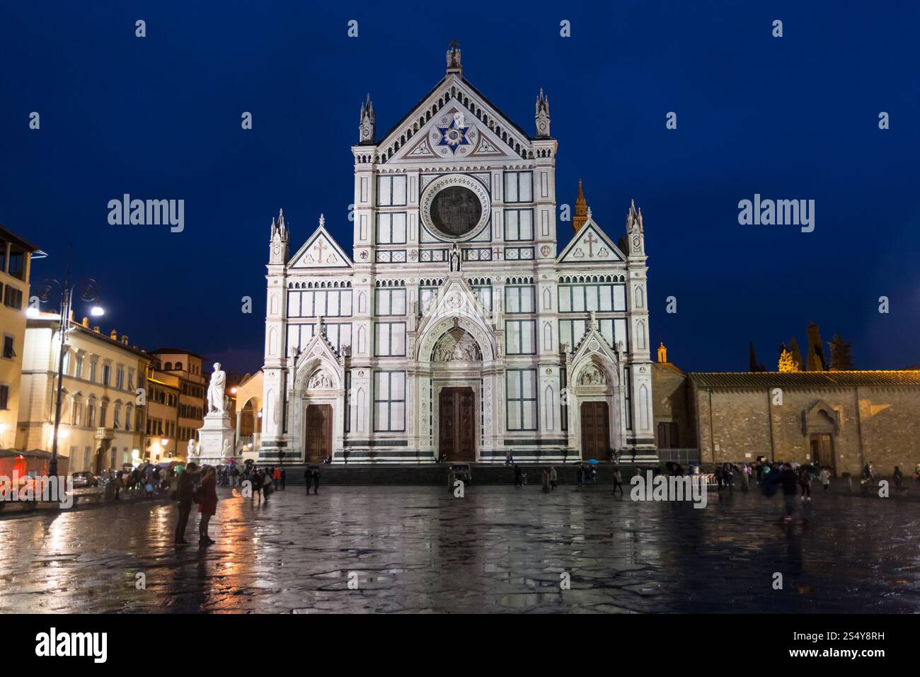 Reisen Sie nach Italien - Basilica di Santa Croce (Basilika des Heiligen Kreuzes) auf Piazza di Santa Croce in Nacht. Grabstätte des berühmten Italiener, deshalb Stockfoto