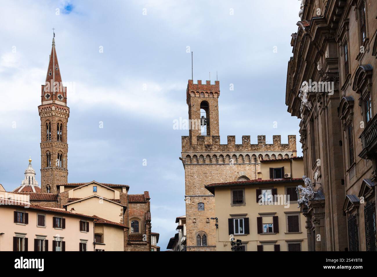 Reisen Sie nach Italien - Türme von Badia Fiorentina und Bargello Palast über Häuser in Florenz Zentrum Stockfoto