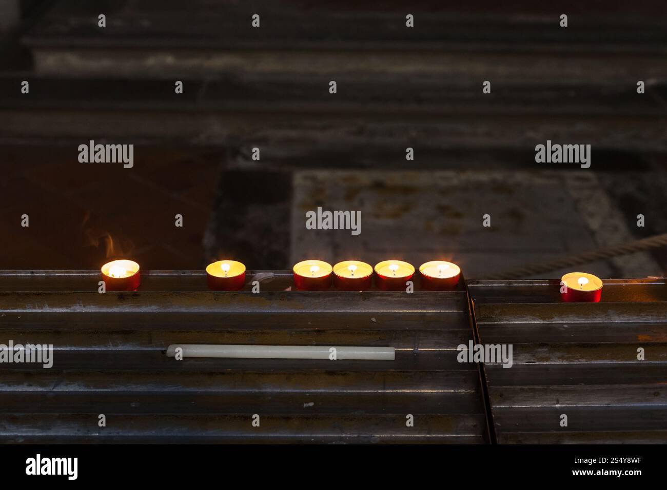 mehrere brennende Gedenken Kerzen in der Kirche Stockfoto