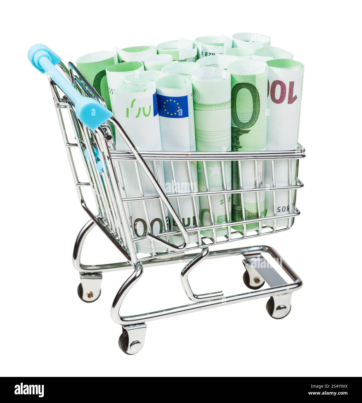 Einkaufswagen mit Rollen von Euro-Banknoten, die isoliert auf weißem Hintergrund Stockfoto