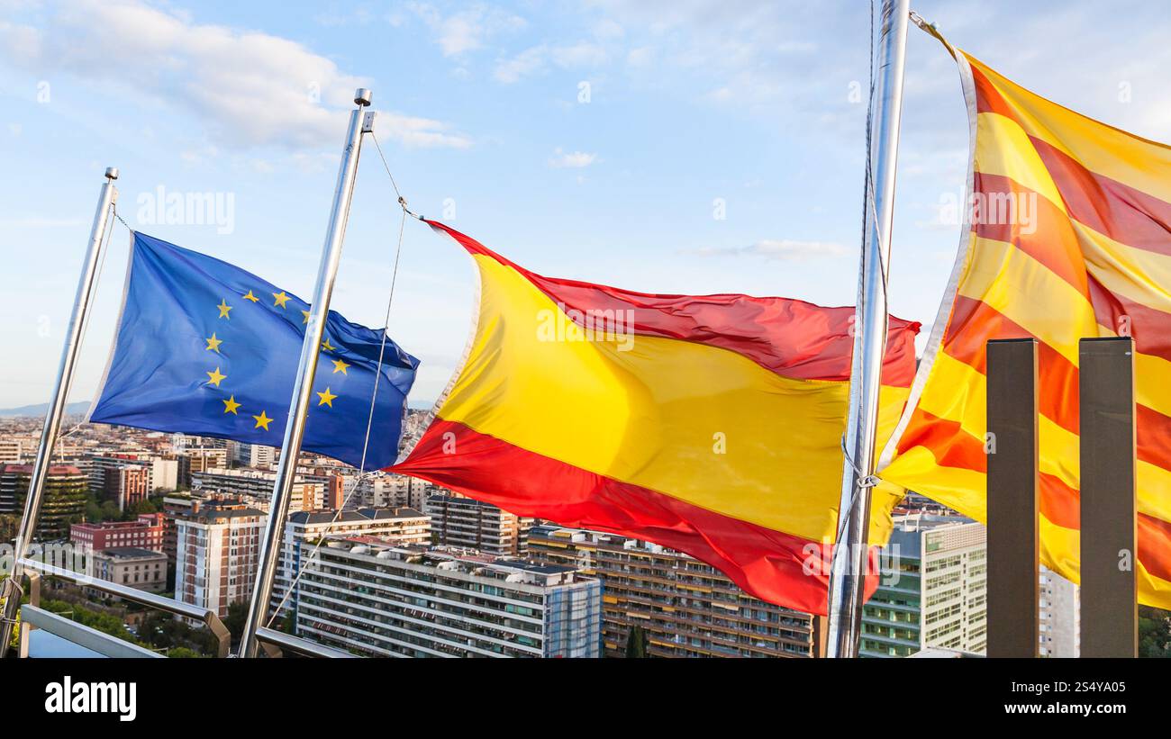 Katalanisch, Spanisch, EU-Fahnen flattern über Barcelona Stadt Stockfoto