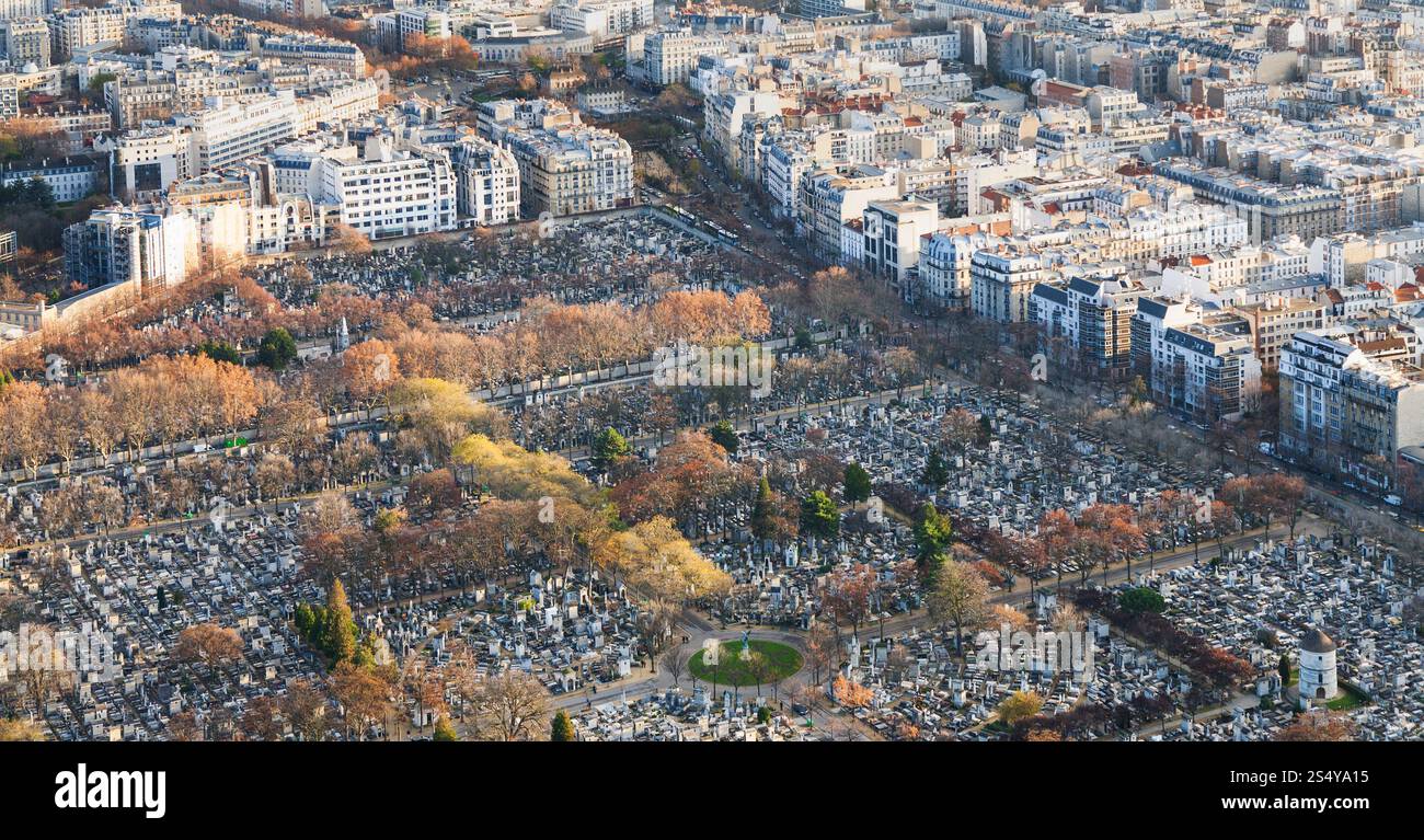 Reisen Sie nach Frankreich - oben Blick auf Friedhof Montparnasse in Paris Stadt im Winter Twilight Tour Maine - Montparnasse (Montparnasse-Turm) Stockfoto