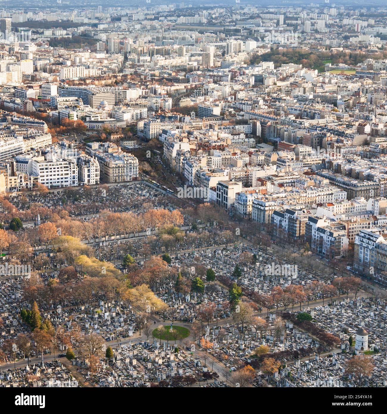 Reisen Sie nach Frankreich - Paris Stadtlandschaft mit Friedhof Montparnasse im Winter Twilight Tour Maine - Montparnasse (Montparnasse-Turm) Stockfoto