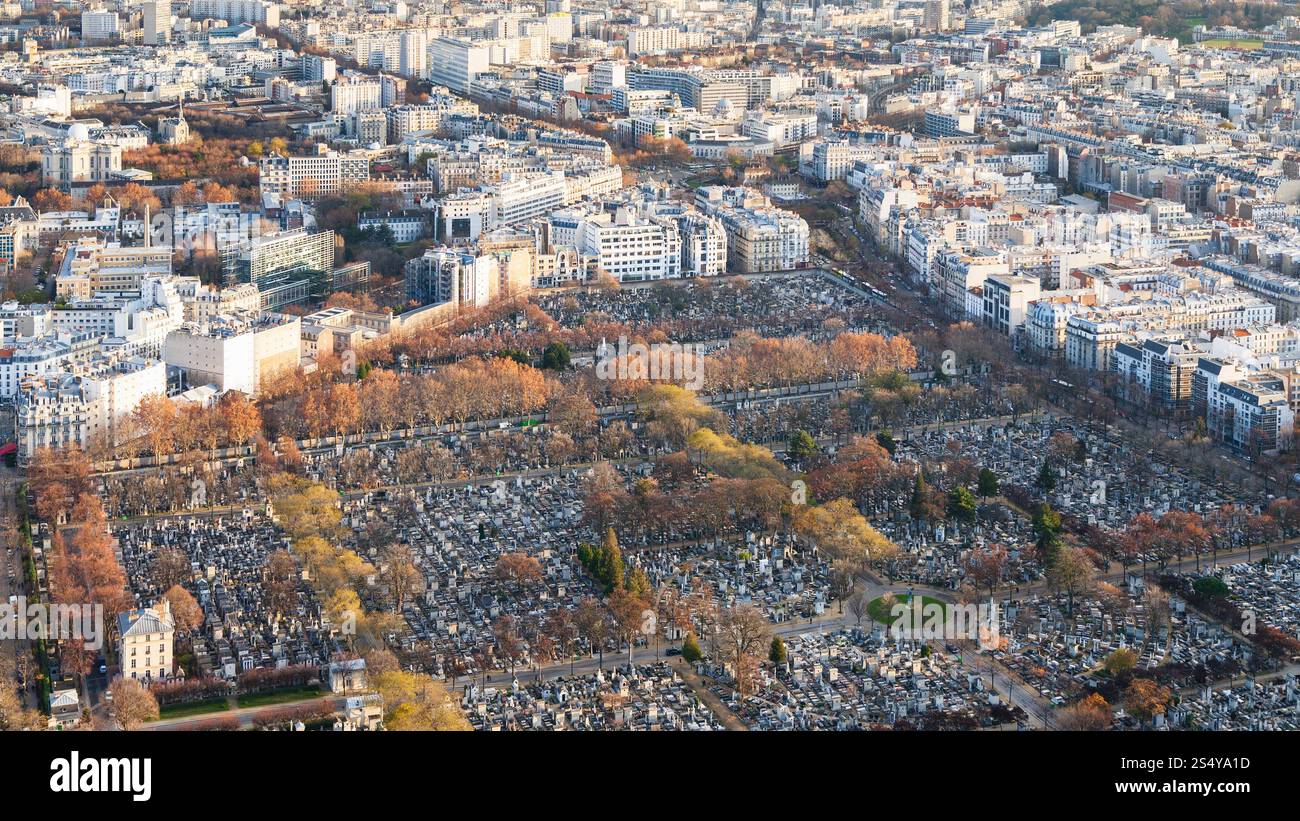 Reisen Sie nach Frankreich - Paris Skyline der Stadt mit Friedhof Montparnasse im Winter Twilight Tour Maine - Montparnasse (Montparnasse-Turm) Stockfoto