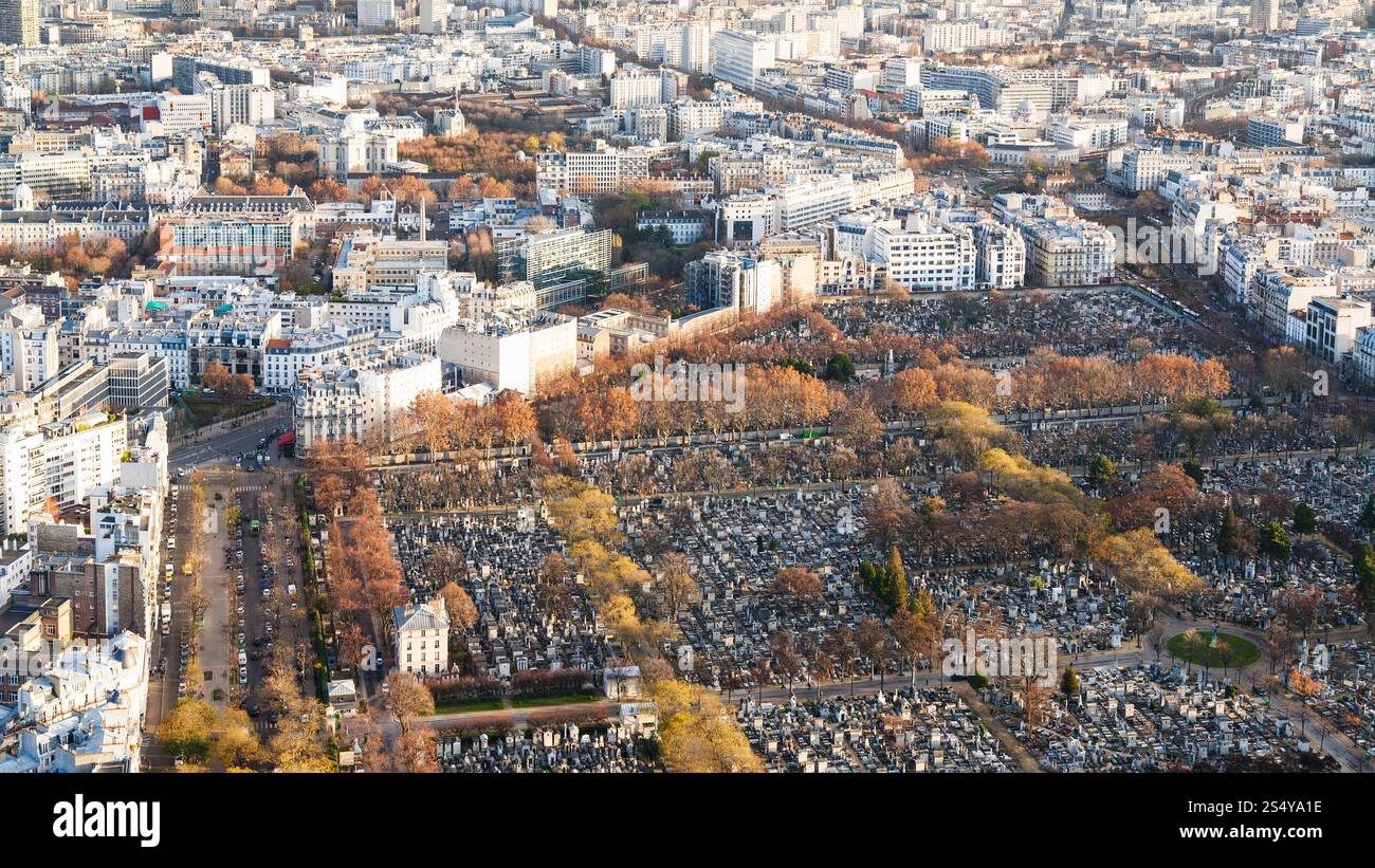 Reisen Sie nach Frankreich - Paris Stadtpanorama mit Friedhof Montparnasse im Winter Twilight Tour Maine - Montparnasse (Montparnasse-Turm) Stockfoto