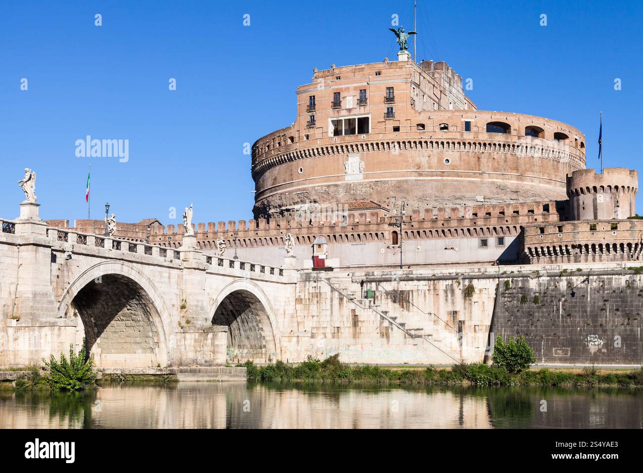 Reisen Sie nach Italien - Äußere von Castel Sant Angelo (Schloss des Heiligen Engels, Mausoleum von Hadrian) und Brücke des Heiligen Engels in Rom von Tiber aus Stockfoto