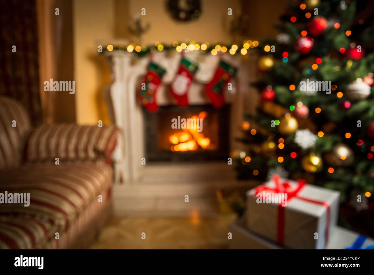 Hintergrund außer Fokus mit Wohnzimmer dekoriert für Weihnachten Stockfoto