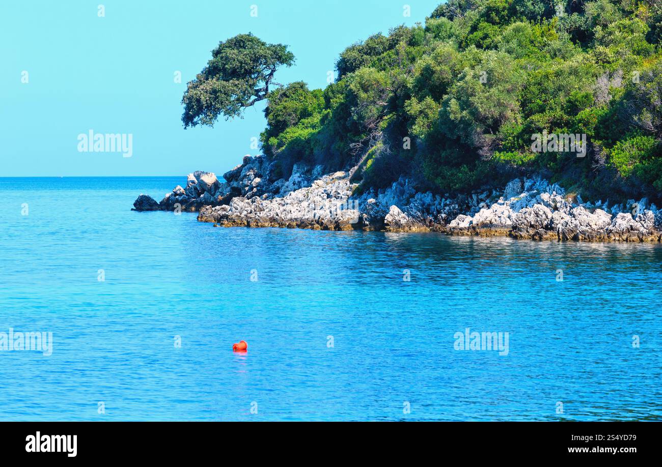 Schönen Ionischen Meer Morgen Sommer Küste Blick vom Strand (Ksamil, Albanien). Stockfoto