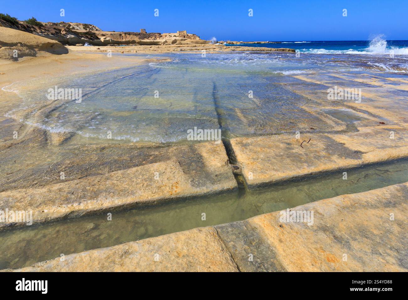 Küste mit Salinen und Kriegsverteidigungen auf dem Wanderweg rund um Tal Blata, Malta Stockfoto