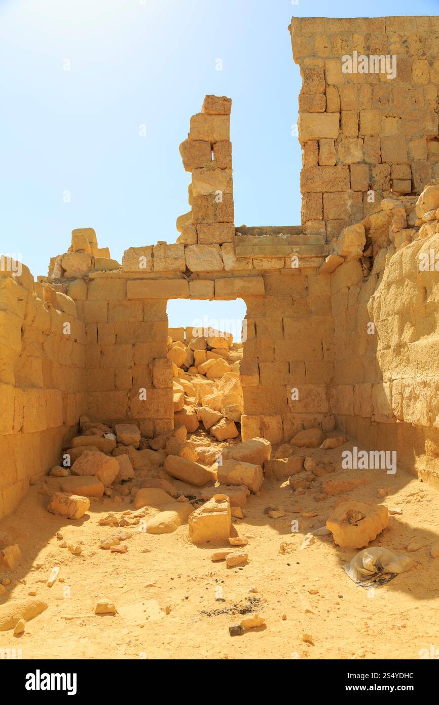 Ruiniertes Gebäude an der Küste in Tal Blata, Malta Stockfoto