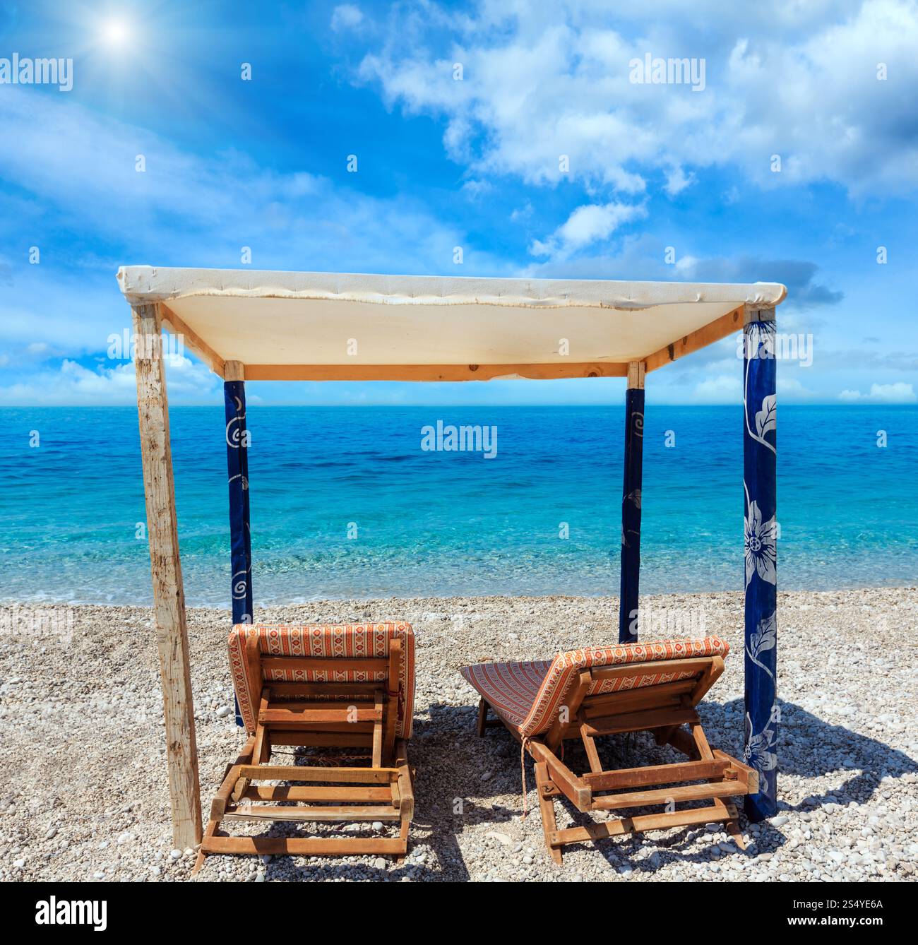 Sommer sonniger Strand mit türkisblauem Wasser und Sonnenliegen (Albanien). Zwei Schüsse feststeppen Bild mit hoher Auflösung. Stockfoto