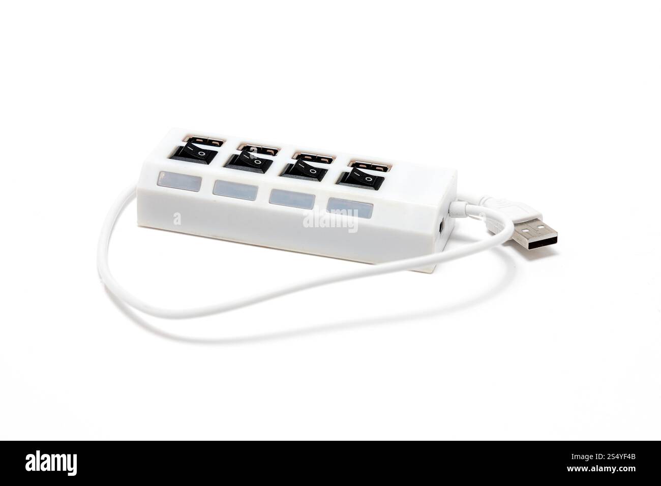 Paket mit weißem USB-Hub mit vier Anschlüssen und ein- und Ausschaltmodul Stockfoto