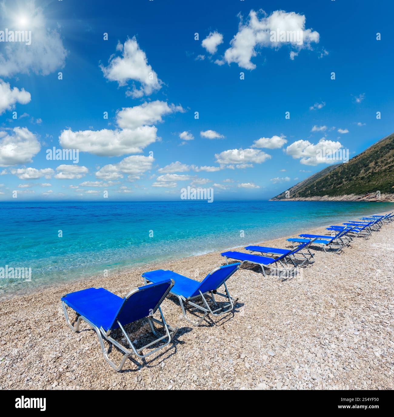 Sommer sonniger Kieselstrand mit Liegestühlen (Albanien). Zwei Aufnahmen fügen ein hochauflösendes Bild zusammen. Stockfoto
