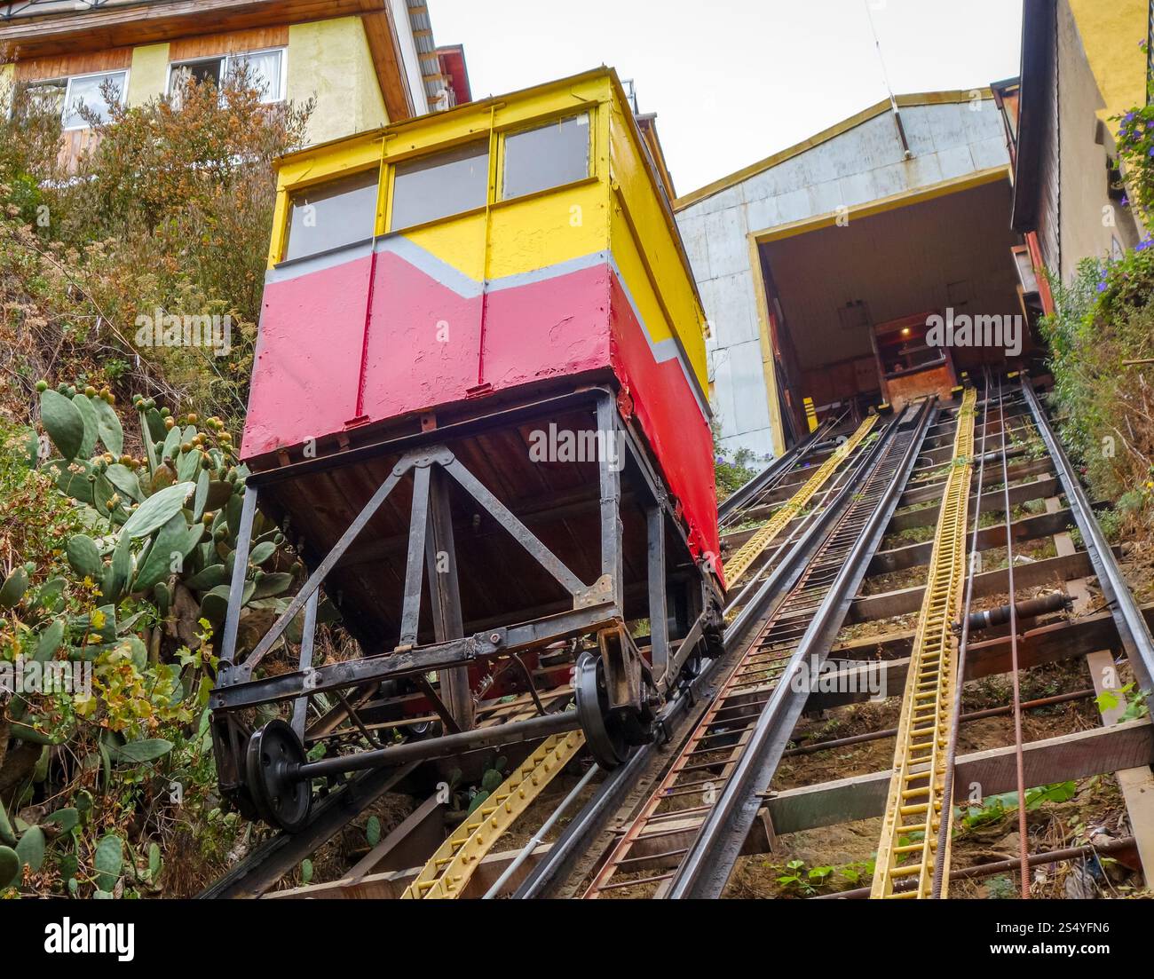 Vintage-Lift im Freien in Valparaiso, Chile. Vintage Lift in Valparaiso, Chile Stockfoto
