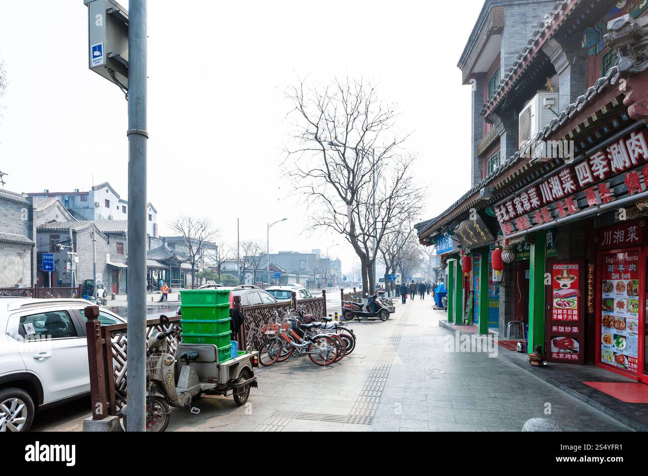 BEIJING, CHINA - 19. März 2017: Menschen Sie, Restaurant und Parkplätze an der Liangshidian Street im Dashilanr-Business-Bereich auf südlich von Tiananmen-Platz, Stockfoto