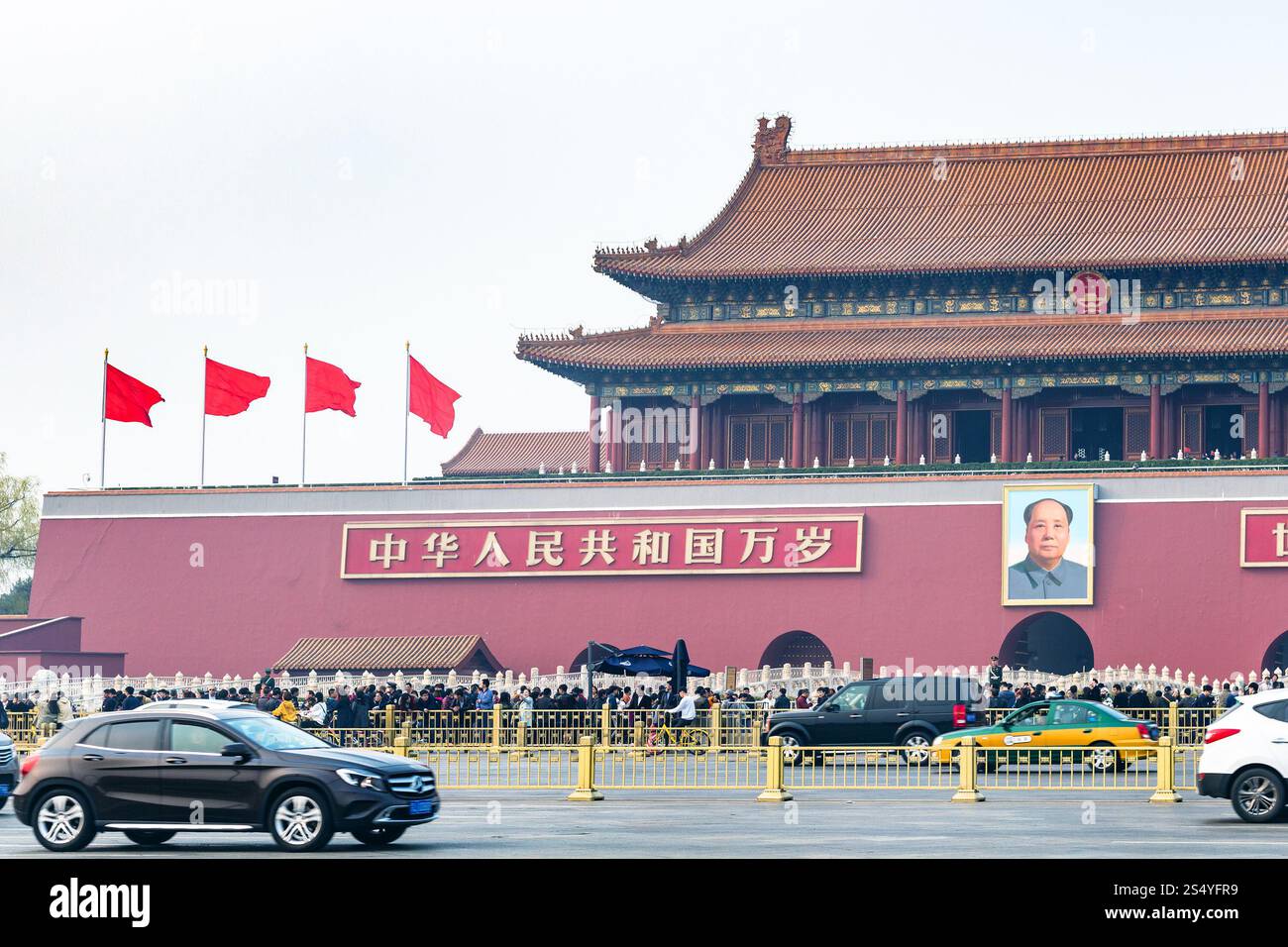 PEKING, CHINA - 19. MÄRZ 2017: Menschen in der Nähe des Tiananmen-Denkmals (Tor des himmlischen Friedens) und der West Chang'an Avenue auf dem Tiananmen-Platz im Frühjahr. Stockfoto