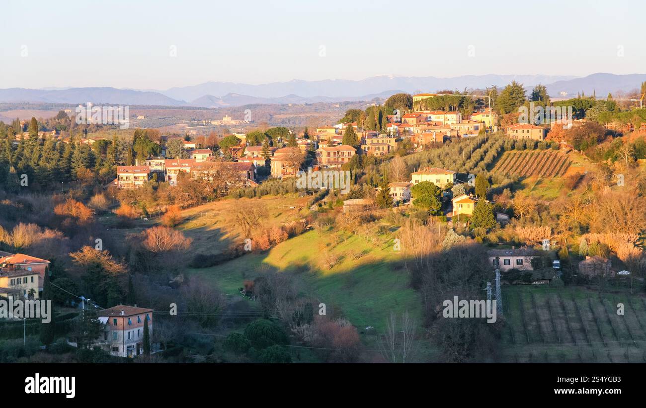 Reisen nach Italien - Land Häuser und Gärten in Siena Stadt auf Hügeln im Winter Abend Stockfoto