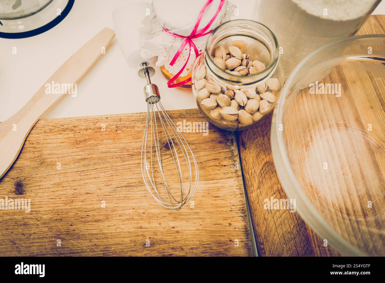 Blick von oben auf Utensilien und Zutaten zum Backen auf dem Schreibtisch Stockfoto