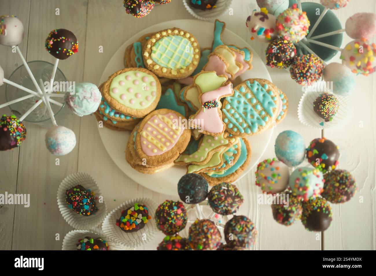 Auswahl an Süßigkeiten, Cake Pops und Keksen auf Holztisch bei Süßwaren Stockfoto