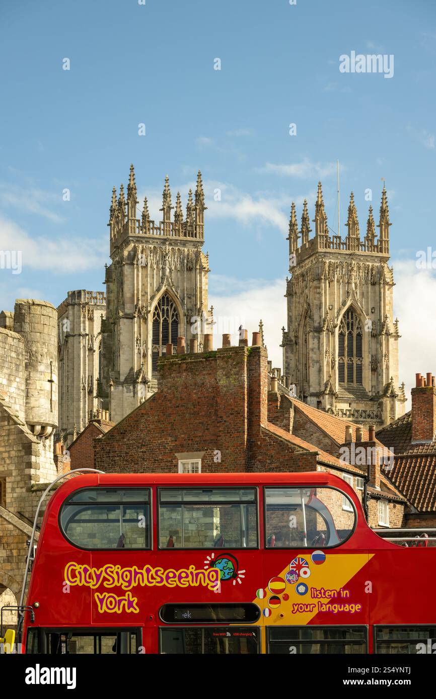 Red City Sightseeing Bus mit offenem Oberdeck und York Minster im Hintergrund. York, Stockfoto