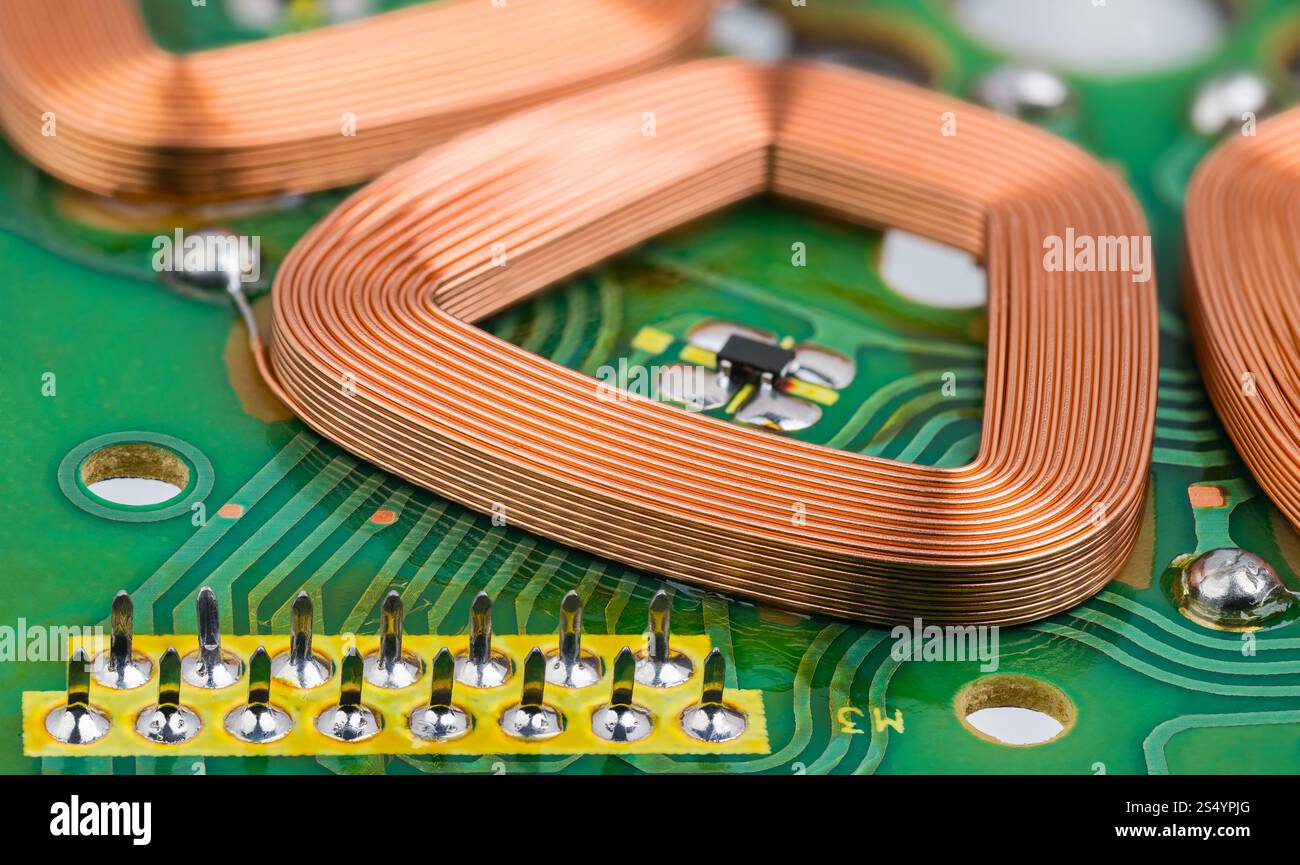 Statorteil des bürstenlosen Gleichstrommotors, der auf der Leiterplatte integriert ist. Nahaufnahme der Spule Kupferdraht Wicklung mit Hall-Effekt-Sensor auf grüner Leiterplatte Stockfoto