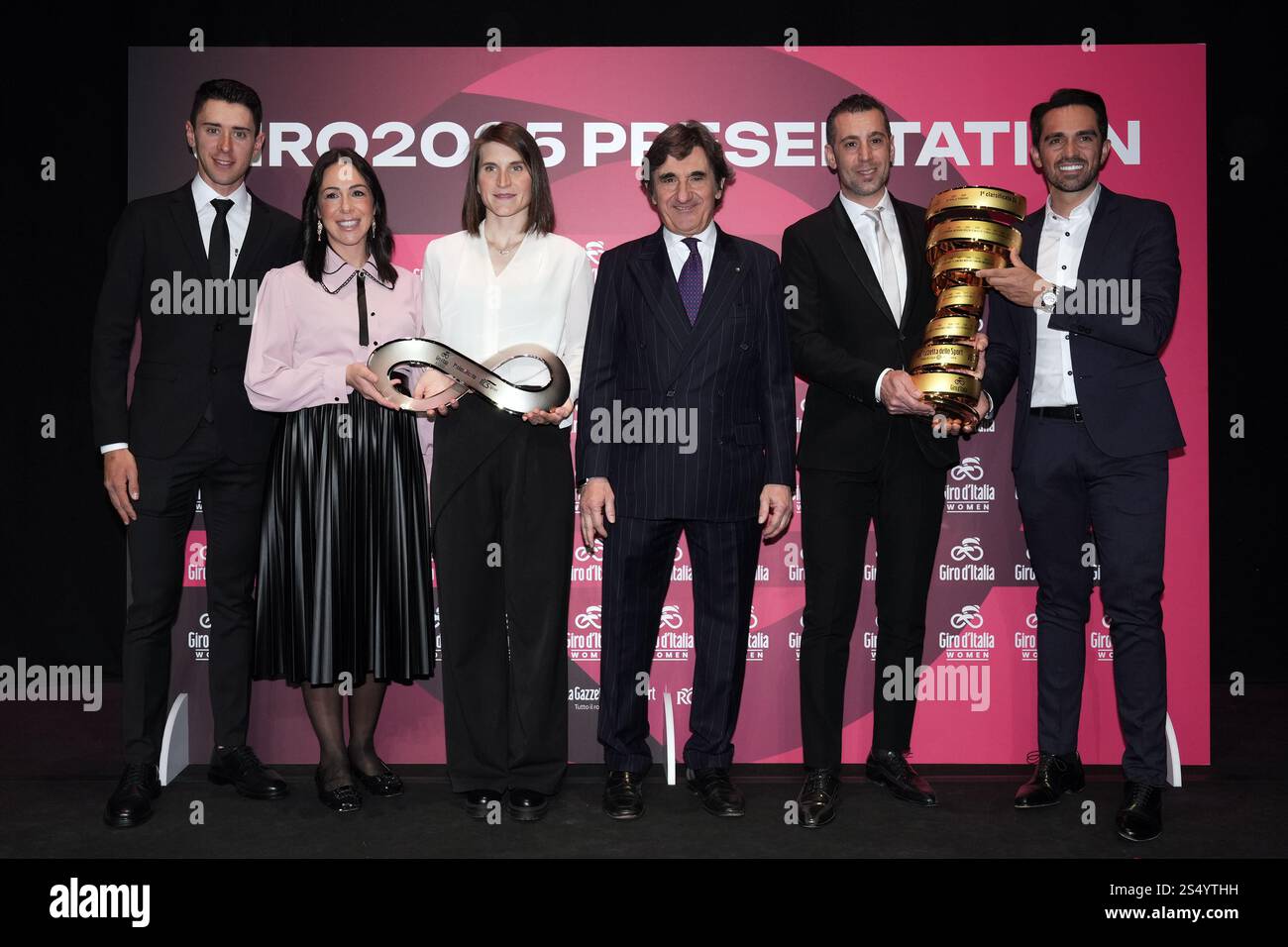 Marta Bastianelli, Urbano Cairo, Elisa Longo Borghin während der Giro d'Italia und Giro d'Italia Frauen 2025 Präsentation - Auditorium Parco della Musica Ennio Morricone in Rom, Italien - Montag, 13. Januar 2025. Sport - Radfahren (Foto: Massimo Paolone /LaPresse) Credit: LaPresse/Alamy Live News Stockfoto