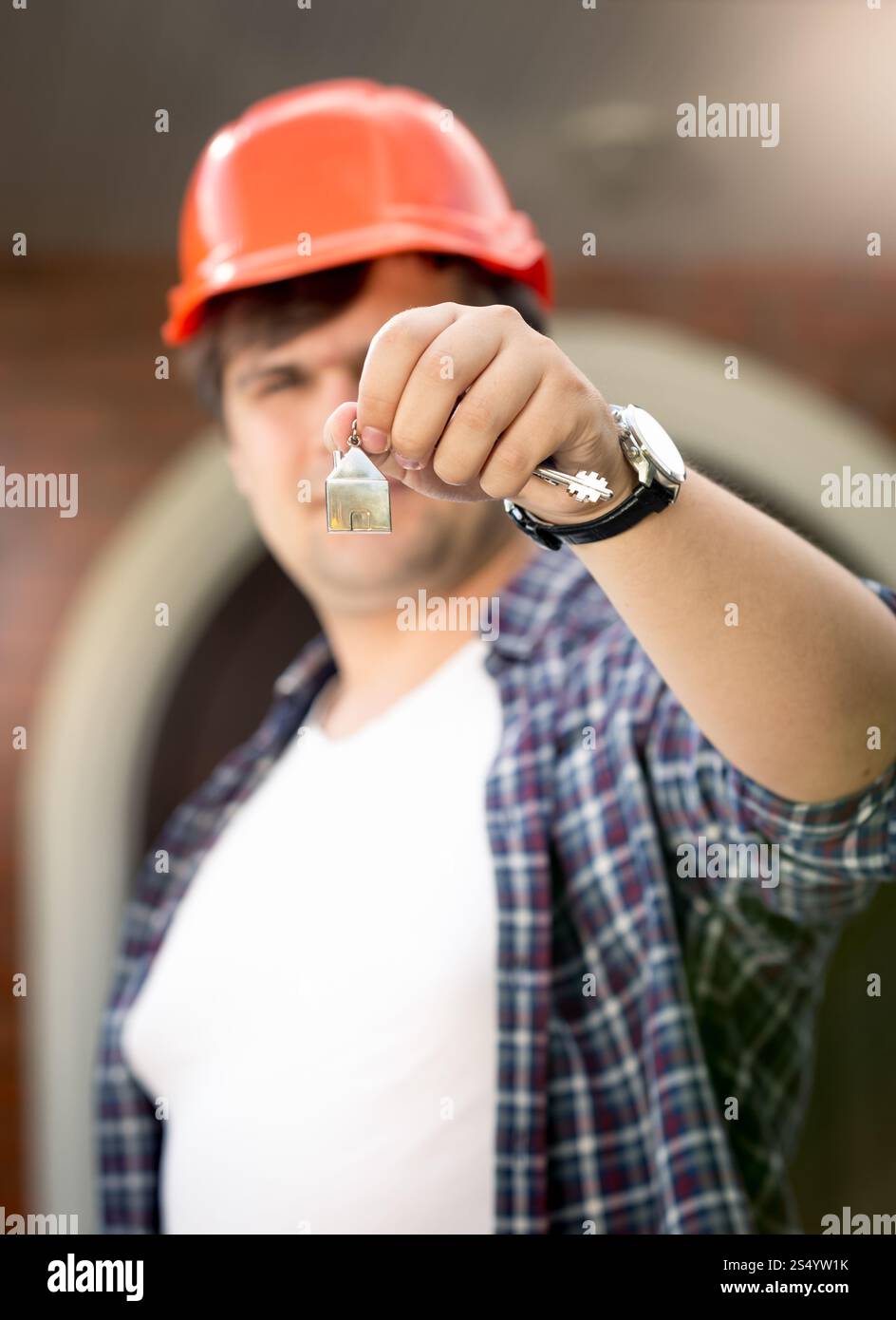 Nahaufnahme eines Vormanns, der Schlüssel aus dem neuen Haus hält Stockfoto