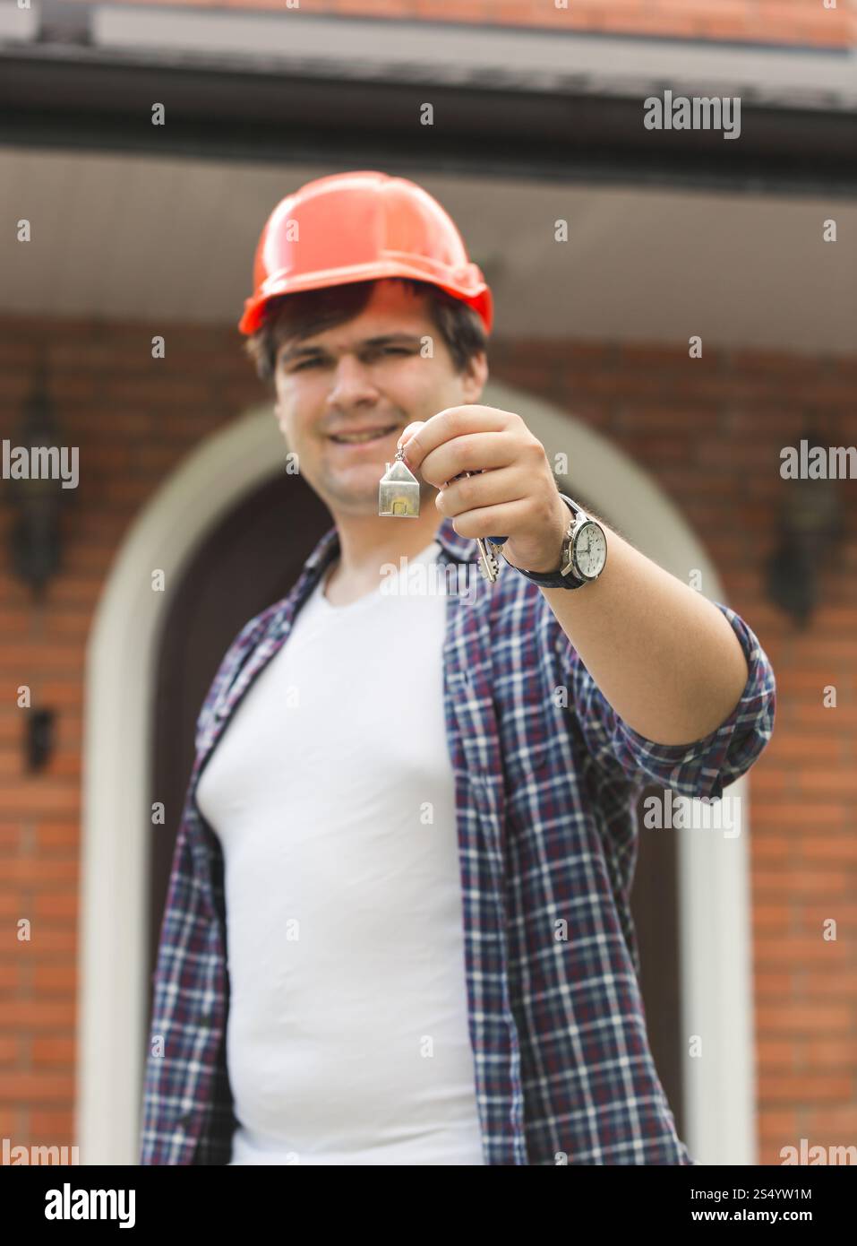 Bauingenieur gibt Schlüssel aus dem neuen Haus Stockfoto