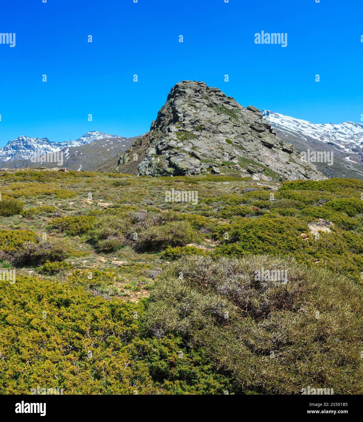 Sommer-Berglandschaft mit Schnee auf dem Grat (Sierra Nevada National Park, in der Nähe von Granada, Spanien). Stockfoto