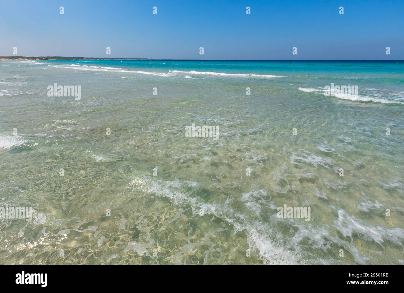 Schönen Blick aufs Meer Surfen, Seestück Aussicht vom Strand im Sommer. Stockfoto
