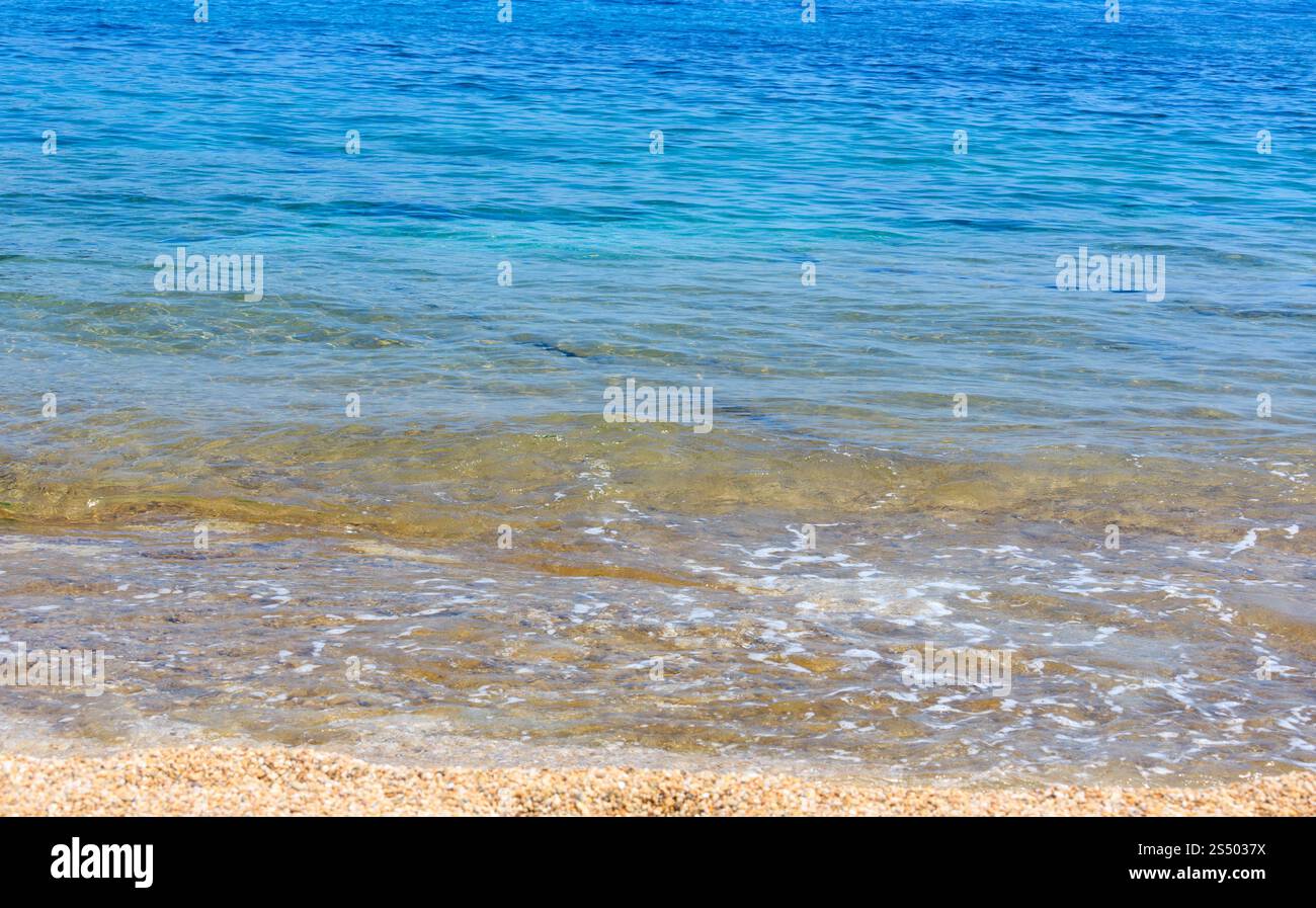 Schönen Blick aufs Meer Surfen, Seestück Aussicht vom Strand im Sommer. Stockfoto