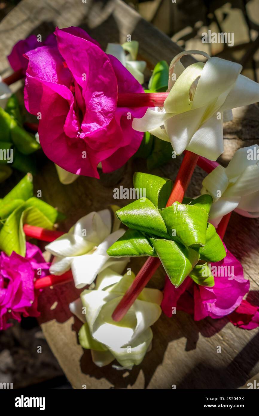 Traditionelle polynesische Blumenkette auf hölzernem Hintergrund. Polynesische Blumenkette Stockfoto