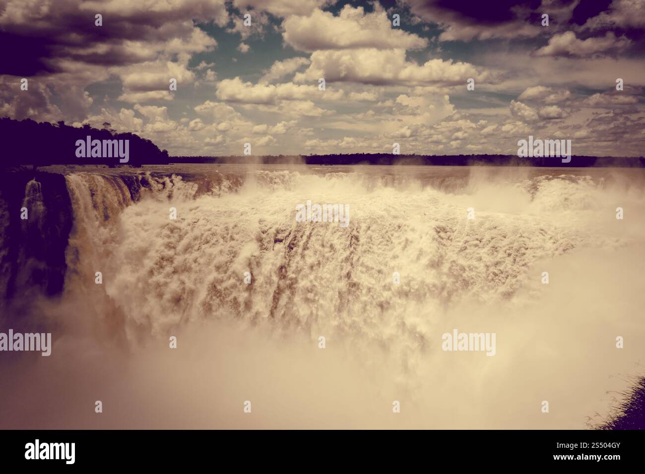 Nationalpark iguazu Falls. Tropische Wasserfälle und Regenwaldlandschaft. Vintage-Effekt. iguazu fällt Stockfoto
