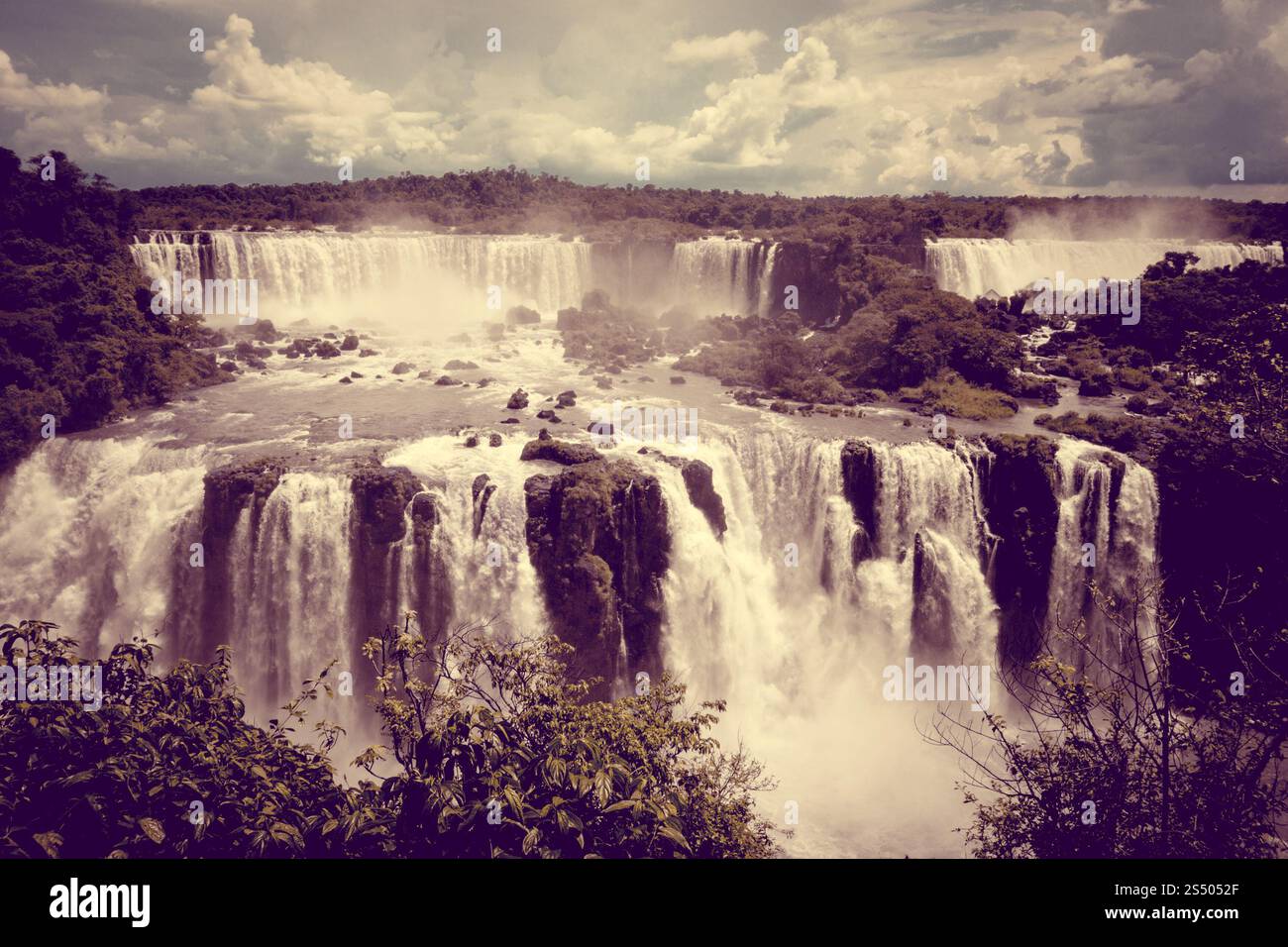 Nationalpark iguazu Falls. Tropische Wasserfälle und Regenwaldlandschaft. Vintage-Effekt. iguazu fällt Stockfoto