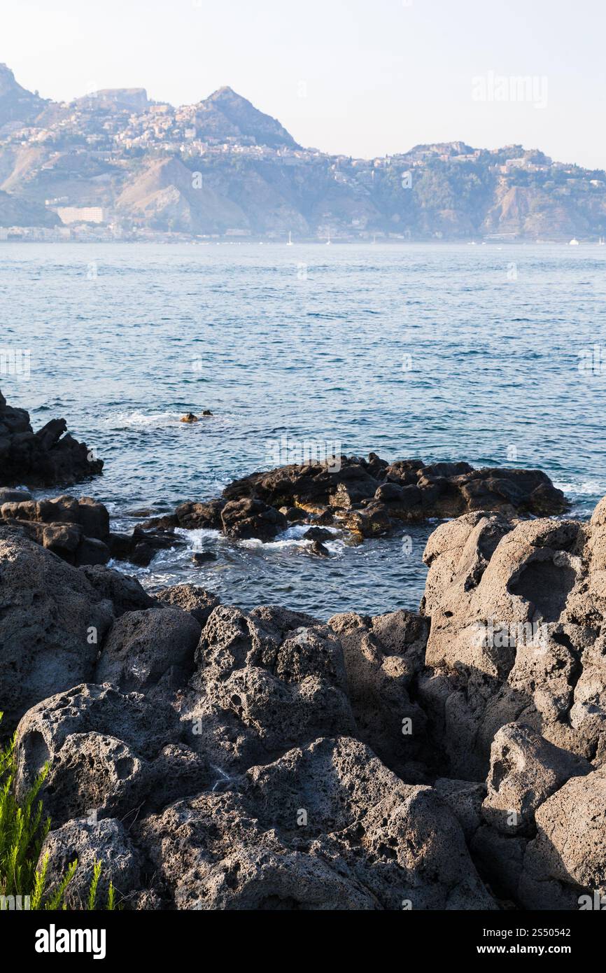 Reisen Sie nach Sizilien, Italien - vulkanischen Gesteinen an der Küste des Ionischen Meeres in Giardini Naxos-Stadt im Sommer Stockfoto