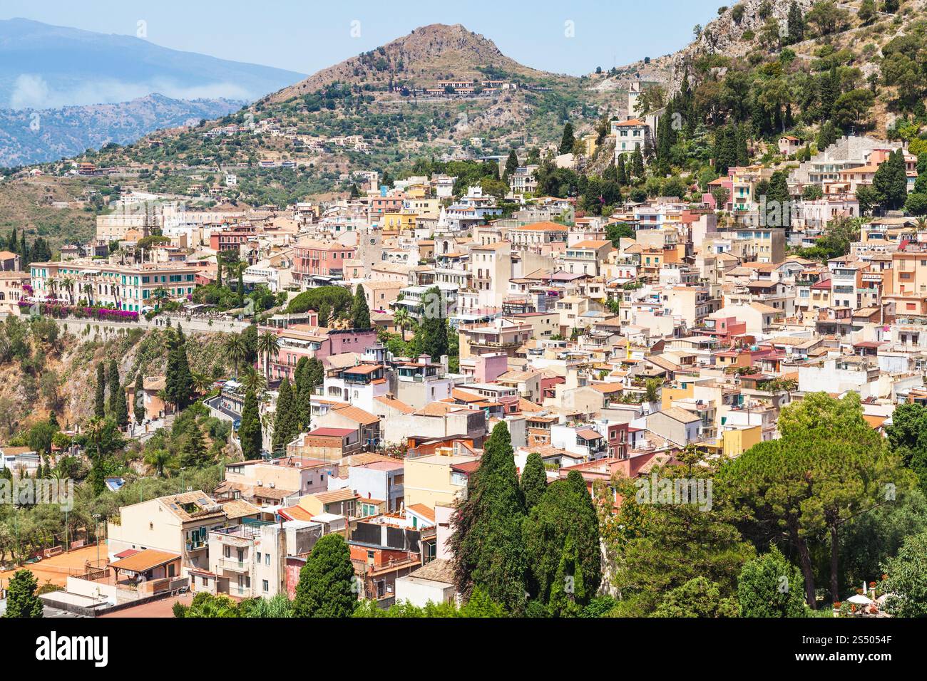Reisen Sie nach Sizilien, Italien - oben Blick auf Taormina Stadt im Sommertag Stockfoto