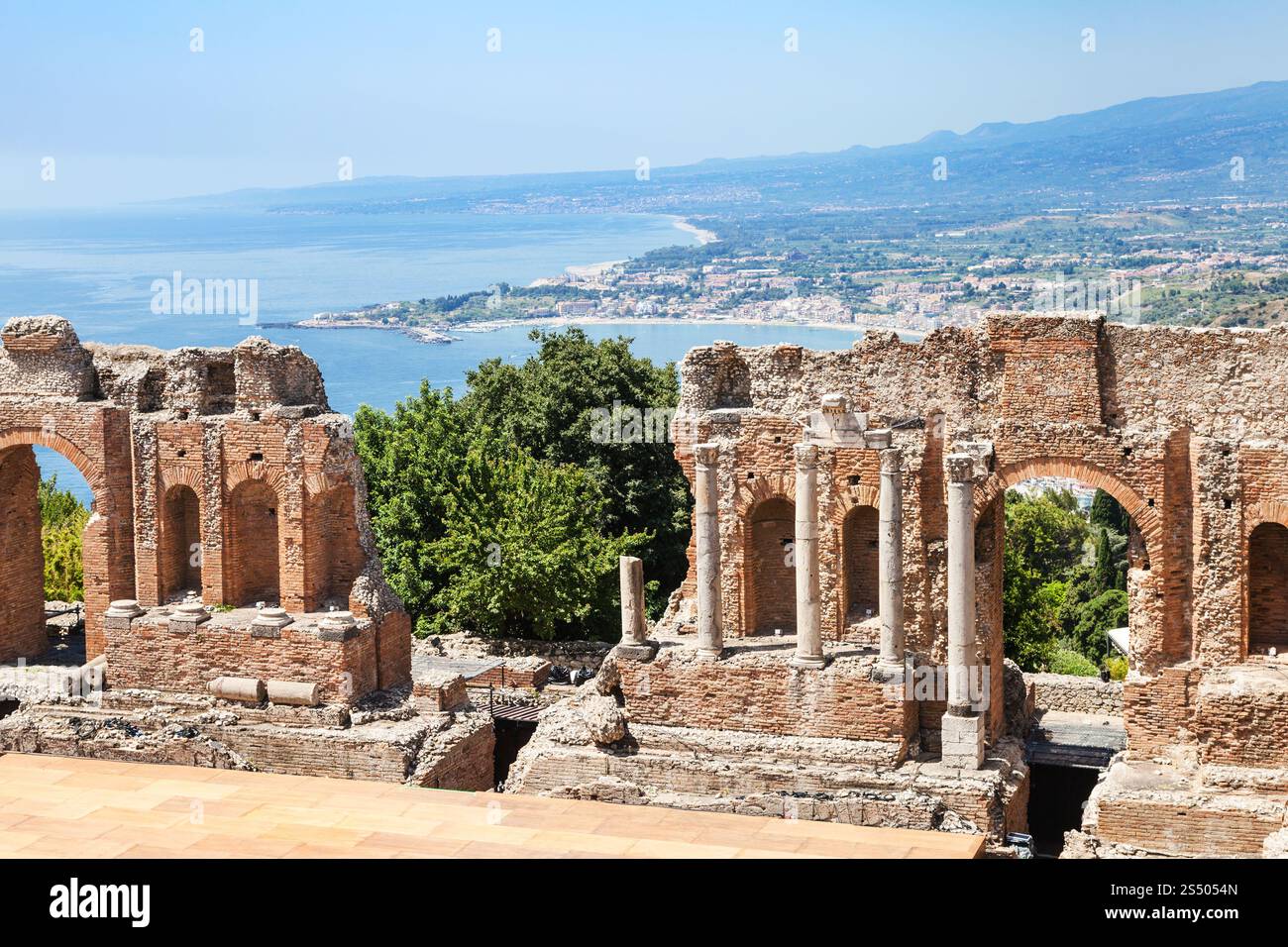 Reisen Sie nach Sizilien, Italien - Ansicht der zerstörten Mauern des Teatro Antico di Taormina, antiken griechischen Theater (Teatro Greco) in Stadt Taormina und Giardini Naxos Stockfoto